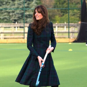 La Duchesse de Cambridge , Catherine Kate Middleton, en visite dans son ancienne ecole (1986-1995) a St-Andrews. Au cours de sa visite elle a joue au Hockey sur gazon. 