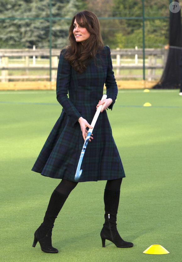 La Duchesse de Cambridge , Catherine Kate Middleton, en visite dans son ancienne ecole (1986-1995) a St-Andrews. Au cours de sa visite elle a joue au Hockey sur gazon. 