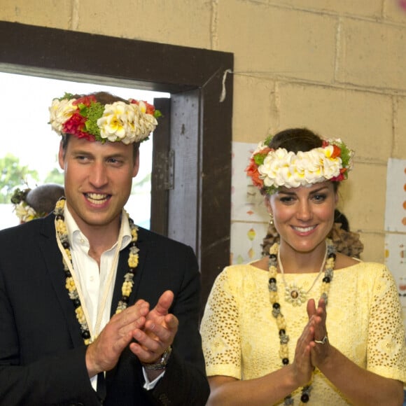 Le prince William et Kate Middleton visitent une école primaire à Tuvalu. Le 18 septembre 2012.