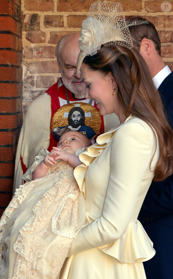 Le prince William, duc de Cambridge, et Kate Catherine Middleton, duchesse de Cambridge, ont baptise leur fils, le prince George, en la chapelle royale du palais St James a Londres. Le 23 octobre 2013 
