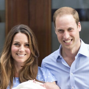 Le prince William et Kate Middleton, duchesse de Cambridge quittent l'hopital St-Mary avec leur fils George de Cambridge a Londres le 23 juillet 2013. 