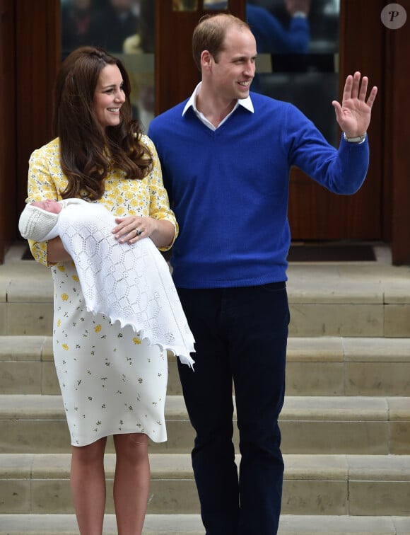 Le prince William, la duchesse de Cambridge, Catherine Kate Middleton, et leur fille, la princesse Charlotte de Cambridge, posent devant l'hôpital St-Mary de Londres où elle a accouché le matin même. 