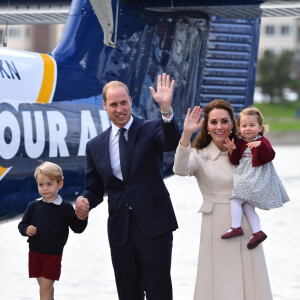 Départ du prince William, duc de Cambridge, Catherine (Kate) Middleton, duchesse de Cambridge, accompagnés de leurs enfants, le prince Georges et la princesse Charlotte après leurs voyage de 8 jours au Canada à Victoria le 1er octobre 2016. 