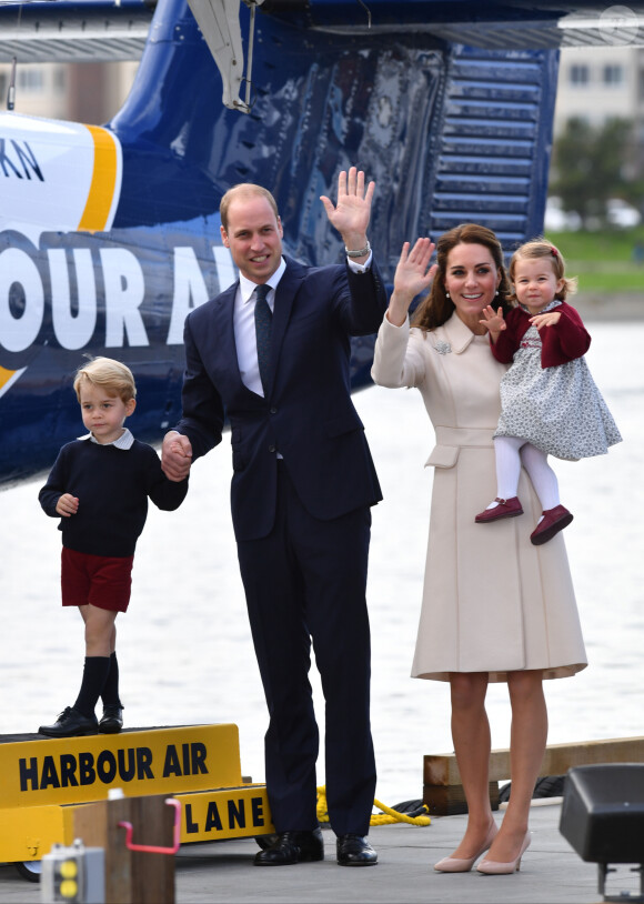 Départ du prince William, duc de Cambridge, Catherine (Kate) Middleton, duchesse de Cambridge, accompagnés de leurs enfants, le prince Georges et la princesse Charlotte après leurs voyage de 8 jours au Canada à Victoria le 1er octobre 2016. 