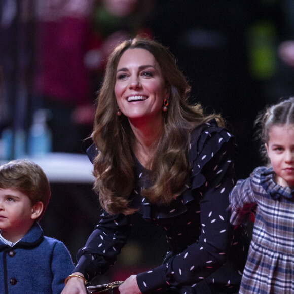 Catherine (Kate) Middleton, duchesse de Cambridge, avec sesd enfants, la princesse Charlotte et le prince Louis ont assisté à un spectacle donné en l'honneur des personnes qui ont été mobilisées pendant la pandémie au Palladium à Londres, Royaume Uni, le 11 décembre 2020. 