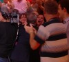 France 2 - Quelle époque! : Christophe Dechavanne embrassant une spectatrice... sur la joue
