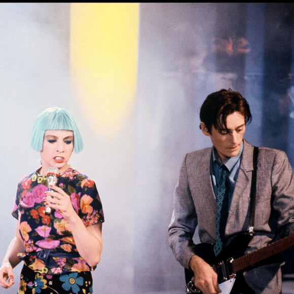 Archives - Catherine Ringer et Fred Chichin des Rita Mitsouko sur scène lors de l'émission "Les années 80" en 1989.