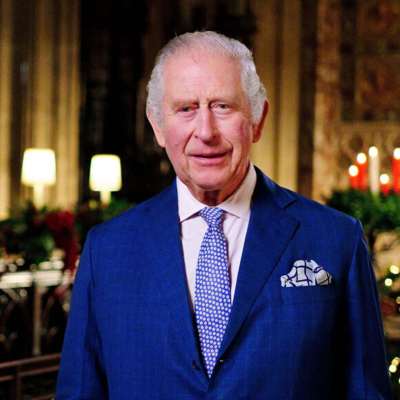 L'échéance approche. Dans quelques jours seulement, le 6 mai prochain, le roi Charles III sera couronné à l'Abbaye de Westminster, devant sa famille. Une cérémonie que le peuple britannique attend avec impatience
Premiers voeux de Noël du roi Charles III d'Angleterre, enregistrés à la chapelle St George au château de Windsor.