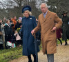L'époux de Camilla Parker Bowles semble s'être servi du thé, tandis que le frère du prince Louis et de la princesse Charlotte tient un jus d'orange dans ses mains. 
Camilla Parker Bowles, reine consort d'Angleterre, Le roi Charles III d'Angleterre. La famille royale d'Angleterre au premier service de Noël à Sandringham depuis le décès de la reine Elizabeth II le 25 décembre 2022.