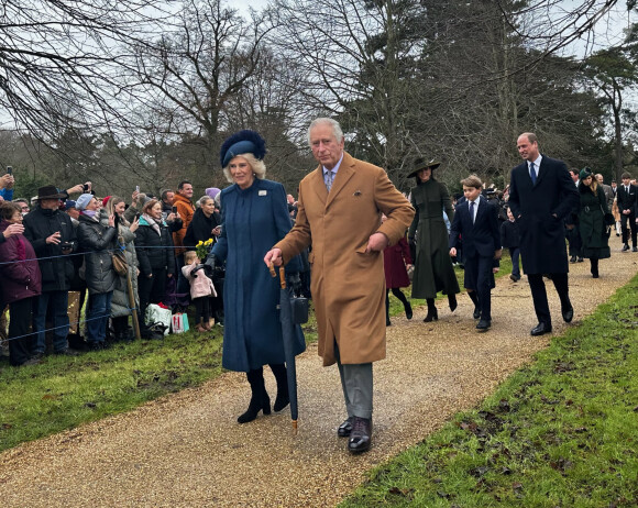 L'époux de Camilla Parker Bowles semble s'être servi du thé, tandis que le frère du prince Louis et de la princesse Charlotte tient un jus d'orange dans ses mains. 
Camilla Parker Bowles, reine consort d'Angleterre, Le roi Charles III d'Angleterre. La famille royale d'Angleterre au premier service de Noël à Sandringham depuis le décès de la reine Elizabeth II le 25 décembre 2022.