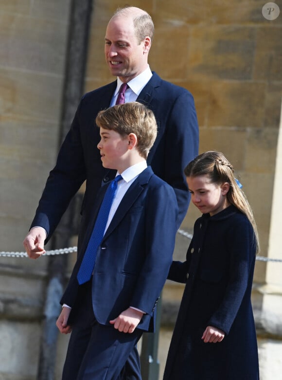 Ce cliché a probablement été pris durant le printemps ou l'été, puisque le petit garçon est seulement vêtu d'une chemise à manches courtes.
Le prince William, prince de Galles, Le prince George de Galles, La princesse Charlotte de Galles - La famille royale du Royaume Uni arrive pour assister à la messe de Pâques à la chapelle Saint Georges au château de Windsor, le 9 avril 2023. 