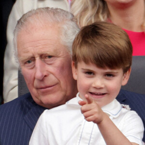 Le prince Charles, prince de Galles avec le prince Louis de Cambridge - La famille royale regarde la grande parade qui clôture les festivités du jubilé de platine de la reine à Londres. 
