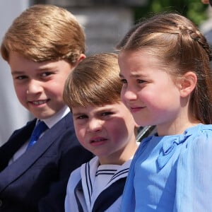 Le prince George de Cambridge, le prince Louis et la princesse Charlotte - Les membres de la famille royale regardent le défilé Trooping the Colour depuis un balcon du palais de Buckingham à Londres lors des célébrations du jubilé de platine de la reine.
