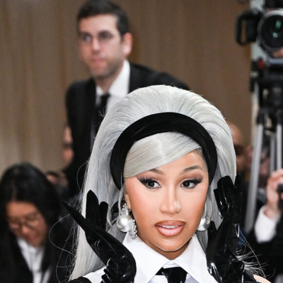 Cardi B aussi a mis le paquet sur les camélias.
Cardi B - Les célébrités arrivent à la soirée du "MET Gala 2023" à New York, le 1er mai 2023.  Celebrities arrive at the "MET Gala 2023". New York, May 1st, 2023.