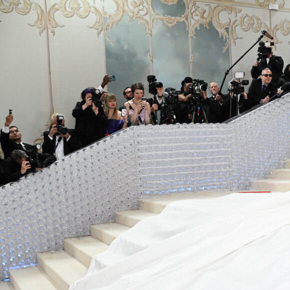 Rihanna a misé sur des camélias et une très longue traîne.
Rihanna - Les célébrités arrivent à la soirée du "MET Gala 2023" à New York, le 1er mai 2023.  Celebrities arrive at the "MET Gala 2023".