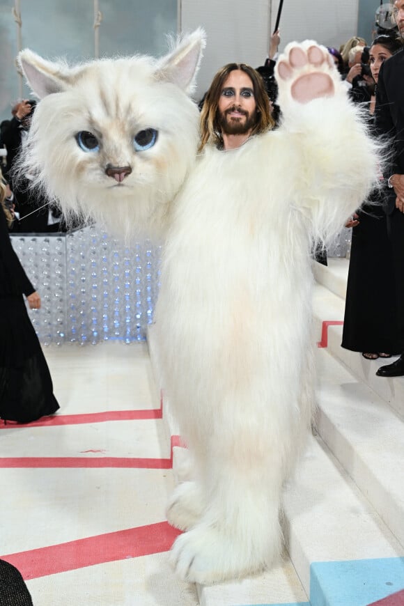 Jared Leto a rendu hommage à Choupette, la chatte adorée de Karl Lagerfeld.
Jared Leto - Les célébrités arrivent à la soirée du "MET Gala 2023" à New York, le 1er mai 2023. 