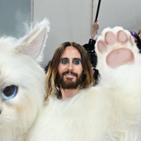 Jared Leto a rendu hommage à Choupette, la chatte adorée de Karl Lagerfeld.
Jared Leto - Les célébrités arrivent à la soirée du "MET Gala 2023" à New York, le 1er mai 2023. 