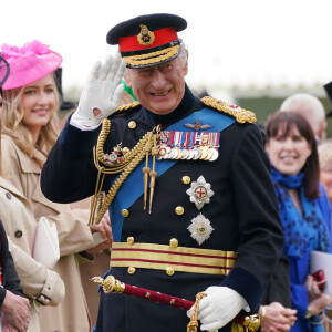  "Les agents ont immédiatement arrêté l'homme et il a été placé en garde à vue. Il n'y a eu aucun coup de feu tiré et ni les officiers, ni les membres du public n'ont été blessés. "
Le roi Charles III d'Angleterre et Camilla Parker Bowles, reine consort d'Angleterre, assistent à une cérémonie pour présenter de nouvelles normes et couleurs à la Royal Navy, les Life Guards of the Household Cavalry Mounted Regiment, The King's Company of the Grenadier Guards, et le King's Color Squadron de la Royal Air Force à Buckingham Palace à Londres, le 27 avril 2023. 