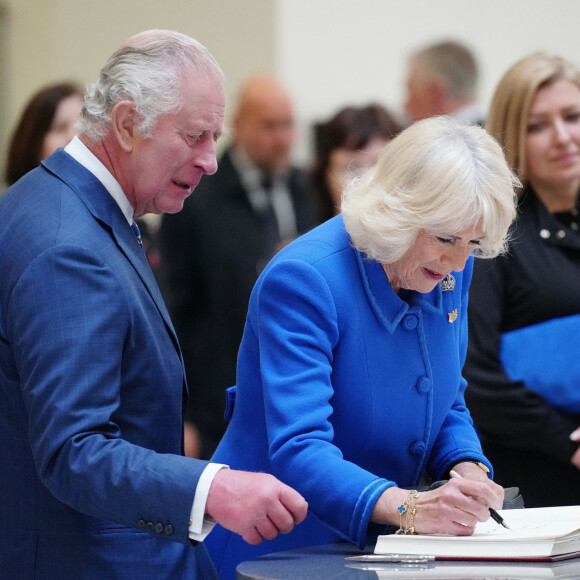 Le roi Charles III d'Angleterre et Camilla Parker Bowles, reine consort d'Angleterre, visitent la bibliothèque centrale de Liverpool, le 26 avril 2023. La venue du couple royal marque officiellement le jumelage de l'établissement de Liverpool avec la première bibliothèque publique d'Ukraine, "la bibliothèque scientifique régionale d'Odessa". Les souverains rencontreront des partenaires impliqués à la fois dans un festival culturel, prévu en marge du concours Eurovision, et dans "Eurolearn", un programme éducatif inspiré de l'Eurovision pour les élèves du primaire et du secondaire. 