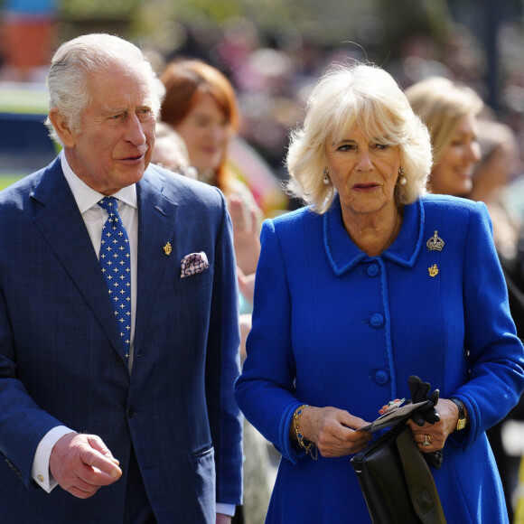 Voilà un événement qui ne présage rien de bon pour le couronnement de Charles III. 
Le roi Charles III d'Angleterre et Camilla Parker Bowles, reine consort d'Angleterre, visitent la bibliothèque centrale de Liverpool.