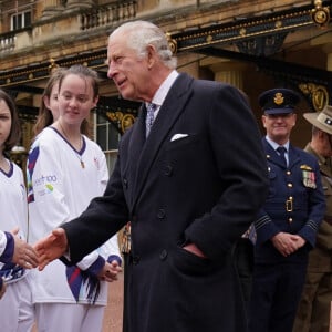 Le roi Charles III d'Angleterre assiste au début de l'Australian Legacy Torch Relay au palais de Buckingham à Londres, le 28 avril 2024. Cela marque le début de l'étape londonienne de la course de relais de l'organisme de bienfaisance qui célèbre son centenaire. 