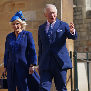 Le roi Charles III d'Angleterre et Camilla Parker Bowles, reine consort d'Angleterre - La famille royale du Royaume Uni arrive à la chapelle Saint George pour la messe de Pâques au château de Windsor le 9 avril 2023. 