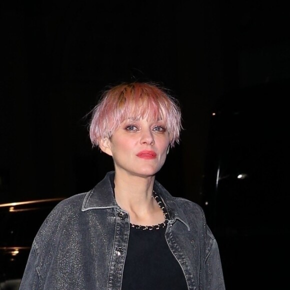 Le soir, elle et Charlotte Casiraghi ont opté pour un autre look pour une after party sans fin.
Exclusif - Marion Cotillard - Les célébrités arrivent à l'after party Michaela Coe du "MET Gala 2023" à la discothèque Loosie's Nightclub à New York City, New York, Etats-Unis, le 1er mai 2023.
