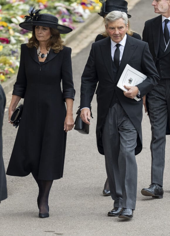 Ses parents feront donc partie des invités dans l'Abbaye. 
Michael et Carole Middleton - Procession pédestre des membres de la famille royale depuis la grande cour du château de Windsor (le Quadrangle) jusqu'à la Chapelle Saint-Georges, où se tiendra la cérémonie funèbre des funérailles d'Etat de reine Elizabeth II d'Angleterre. Windsor, le 19 septembre 2022