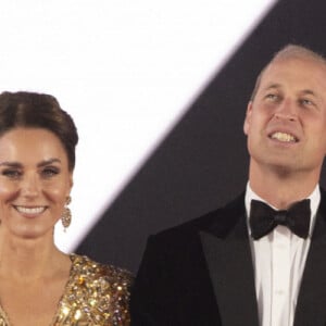 La famille royale sera quant à elle presque au complet devant le roi. 
Le prince William, duc de Cambridge, Catherine Kate Middleton, duchesse de Cambridge, Camilla Parker Bowles, duchesse de Cornouailles, le prince Charles, prince de Galles lors de l'avant-première mondiale du film "James Bond - Mourir peut attendre (No Time to Die)" au Royal Albert Hall à Londres le 28 septembre 2021.