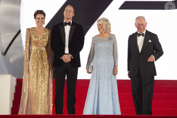 La famille royale sera quant à elle presque au complet devant le roi. 
Le prince William, duc de Cambridge, Catherine Kate Middleton, duchesse de Cambridge, Camilla Parker Bowles, duchesse de Cornouailles, le prince Charles, prince de Galles lors de l'avant-première mondiale du film "James Bond - Mourir peut attendre (No Time to Die)" au Royal Albert Hall à Londres le 28 septembre 2021.