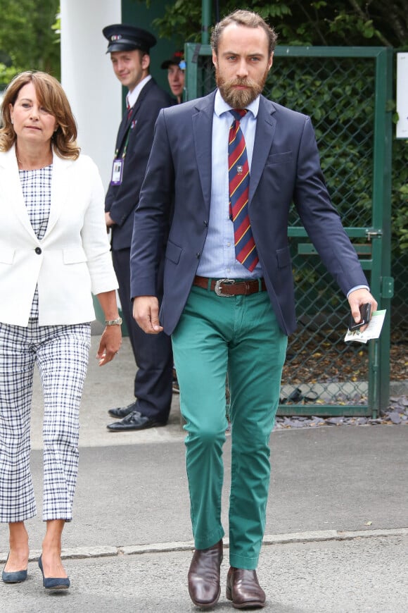 Carole et James Middleton arrivent à Wimbledon à Londres, le 14 juillet 2017 