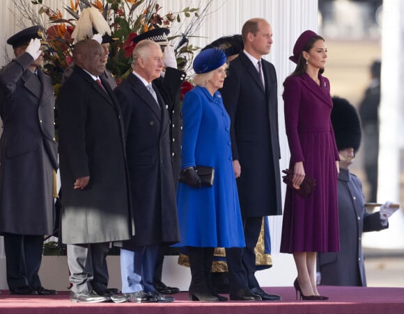 Le président de l'Afrique du Sud, Cyril Ramaphosa, le roi Charles III d'Angleterre et Camilla Parker Bowles, reine consort d'Angleterre, le prince William, prince de Galles, et Catherine (Kate) Middleton, princesse de Galles - La famille royale et le gouvernement du Royaume Uni lors de la cérémonie d'accueil du président de l'Afrique du Sud, en visite d'état à Londres, Royaume Uni, le 22 novembre 2022