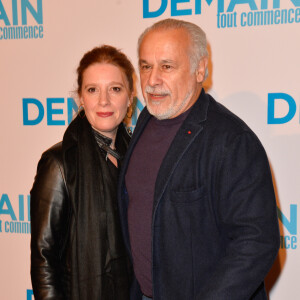 Francis Perrin et sa femme Gersende - Avant première du film "Demain tout commence" au Grand Rex à Paris le 28 novembre 2016. © Coadic Guirec/Bestimage