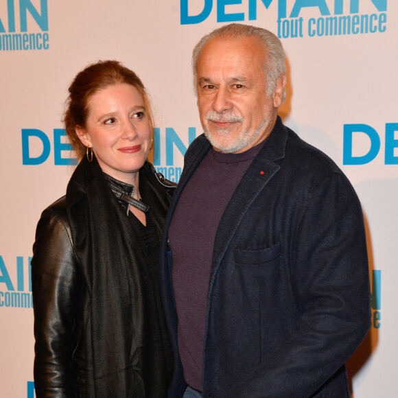 Francis Perrin et sa femme Gersende - Avant première du film "Demain tout commence" au Grand Rex à Paris le 28 novembre 2016. © Coadic Guirec/Bestimage 