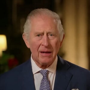 Le roi Charles III est quant à lui après le prince William et Kate Middleton.
Captures d'écran de la première allocution de Noël du roi Charles III le 25 décembre 2022. 