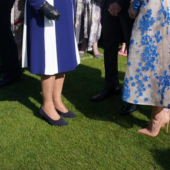 En effet, il l'a touchée, ce qui est interdit !
La reine consort Camilla Parker Bowles, Lionel Richie et sa compagne Lisa Parigi - Garden Party au palais de Buckingham à Londres. Le 3 mai 2023 