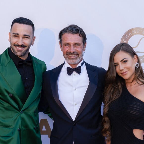 Malgré la distance, ils tentent de vivre pleinement leur relation
 
Adil Rami, Patrick Mouratoglou et Léna Guillou - 8 ème gala étoilé Patrick Mouratoglou au profit de la Fondation Champ'seed à la Mouratoglou Academy à Sophia-Antipolis le 19 juin 2022. © Mouratoglou Gala via Bestimage