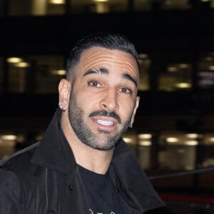 "Léna t'a trouvé presque plus marrant que moi", lance Adil sur le ton de l'humour, prouvant que tout va pour le mieux entre les deux tourtereaux !
 
Adil Rami - Arrivées et sorties du défilé Off-White Femme Automne/hiver 2022/2023 au palais Brongniart à Paris, France, le 28 février 2022. © Jeremy Melloul / Bestimage