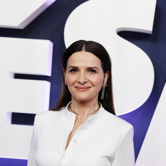  Et sa réponse ne s'est pas fait attendre : "Non. Pour se sentir légitime et trouver sa place, il faut beaucoup de courage à un enfant ayant des parents connus."
Juliette Binoche au photocall de la 48ème cérémonie des César à l'Olympia à Paris le 24 février 2023 © Dominique Jacovides / Olivier Borde / Bestimage 