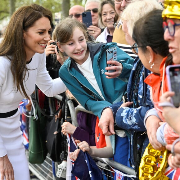 Catherine (Kate) Middleton, princesse de Galles - La famille royale d'Angleterre à la rencontre de sympathisants devant le palais de Buckingham, à la veille du couronnement du roi à Londres, le 5 mai 2023. 