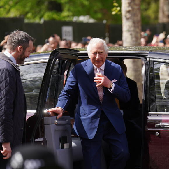 Le roi Charles III d'Angleterre - La famille royale d'Angleterre à la rencontre de sympathisants devant le palais de Buckingham, à la veille du couronnement du roi à Londres, le 5 mai 2023. 