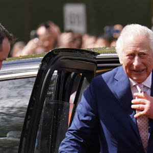 Le roi Charles III d'Angleterre - La famille royale d'Angleterre à la rencontre de sympathisants devant le palais de Buckingham, à la veille du couronnement du roi à Londres, le 5 mai 2023. 