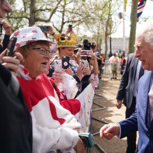 Le roi Charles III d'Angleterre - La famille royale d'Angleterre à la rencontre de sympathisants devant le palais de Buckingham, à la veille du couronnement du roi à Londres, le 5 mai 2023. 