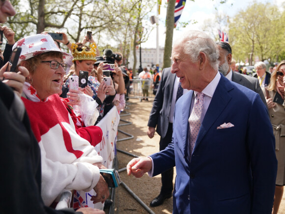 Le roi Charles III d'Angleterre - La famille royale d'Angleterre à la rencontre de sympathisants devant le palais de Buckingham, à la veille du couronnement du roi à Londres, le 5 mai 2023. 