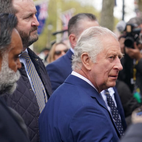 Le roi Charles III d'Angleterre - La famille royale d'Angleterre à la rencontre de sympathisants devant le palais de Buckingham, à la veille du couronnement du roi à Londres, le 5 mai 2023. 