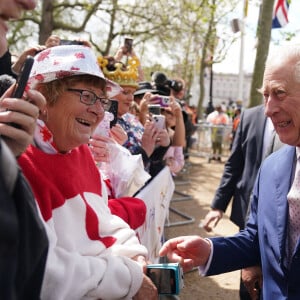 Le roi Charles III d'Angleterre - La famille royale d'Angleterre à la rencontre de sympathisants devant le palais de Buckingham, à la veille du couronnement du roi à Londres, le 5 mai 2023. 