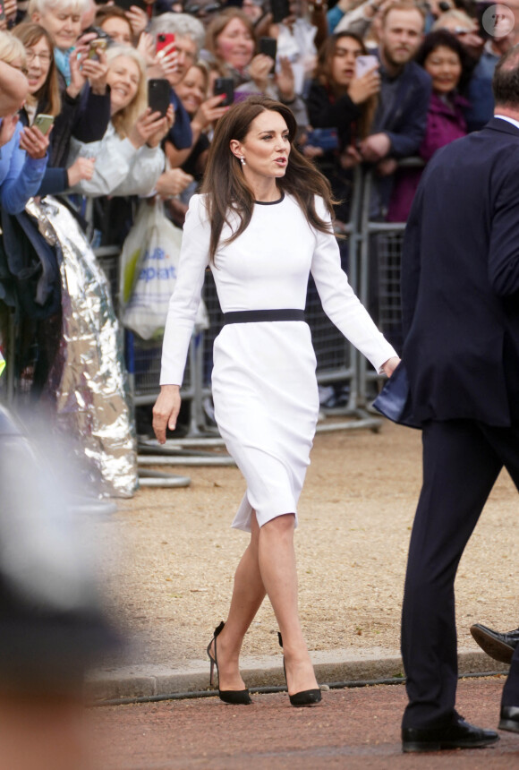 Catherine (Kate) Middleton, princesse de Galles - La famille royale d'Angleterre à la rencontre de sympathisants devant le palais de Buckingham, à la veille du couronnement du roi à Londres, le 5 mai 2023. 