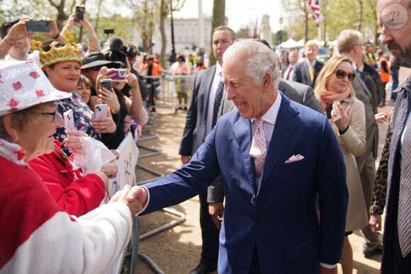 Le roi Charles III d'Angleterre - La famille royale d'Angleterre à la rencontre de sympathisants devant le palais de Buckingham, à la veille du couronnement du roi à Londres, le 5 mai 2023. 