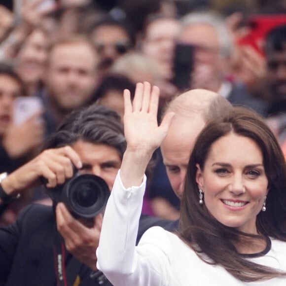 Catherine (Kate) Middleton, princesse de Galles - La famille royale d'Angleterre à la rencontre de sympathisants devant le palais de Buckingham, à la veille du couronnement du roi à Londres, le 5 mai 2023. 