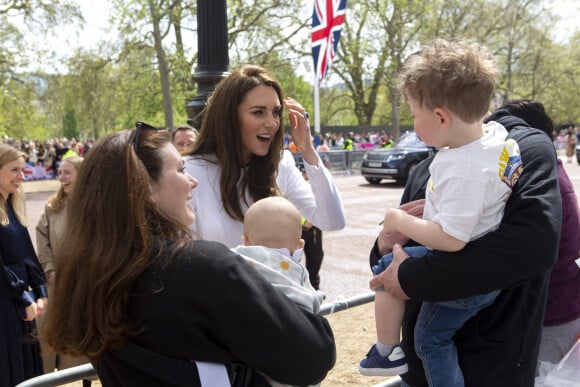 Kate Middleton -  La famille royale d'Angleterre à la rencontre de sympathisants devant le palais de Buckingham, à la veille du couronnement du roi à Londres. Le 5 mai 2023.